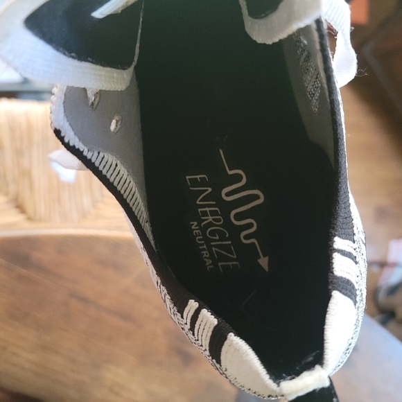 BROOKS TENNIS SHOES SIZE 9 - Picture 9 of 10